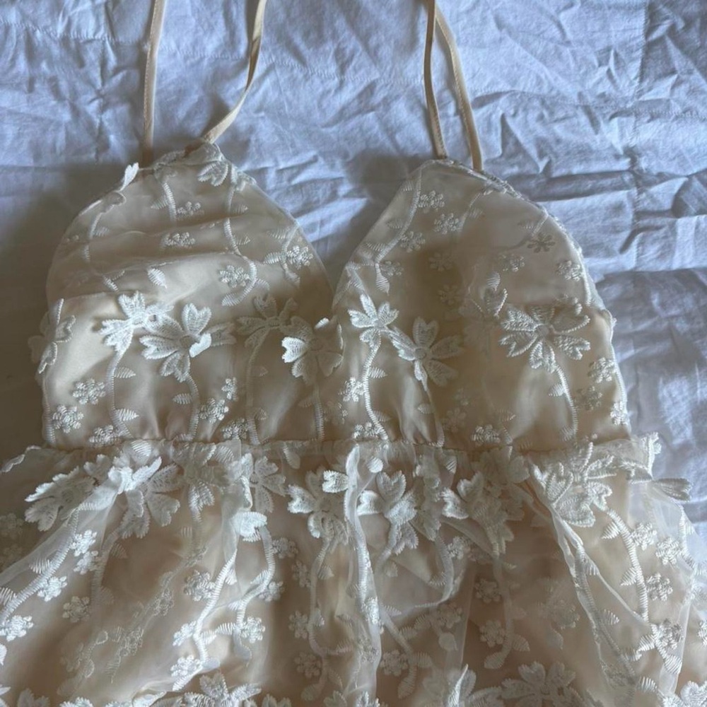 Elegant Floral Lace Gown - Picture 4 of 6